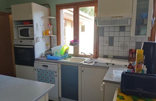 Fruges House | Single bed with a large desk