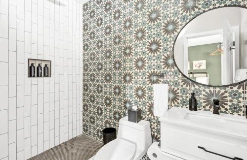 Vista Apartment | Single Bedroom - Queen Size. Heart of Downtown Vista