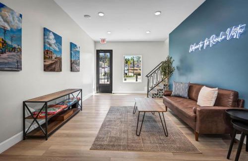 Vista Apartment | Single Bedroom - Queen Size. Heart of Downtown Vista