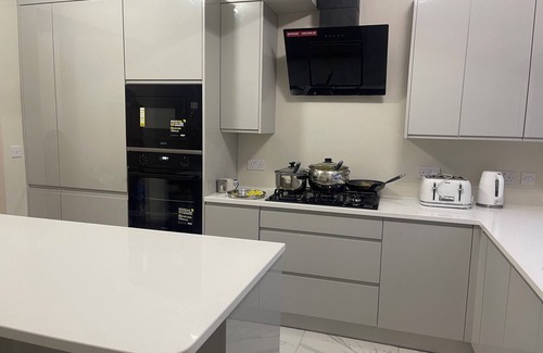 Bonnybridge House | Single Bedroom with Private Bathroom & Free Parking near City Center