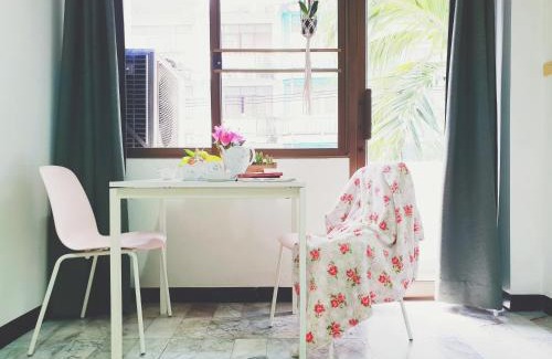 Din Daeng Apartment | Single Beds, Private Bath & Balcony, Shared Kitchen with Local Family by Pillows & Purrs
