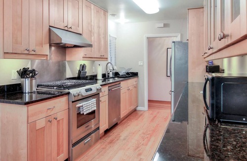 Farm Hills House | Single-Family 3BR Home in Redwood City Near Dtwn
