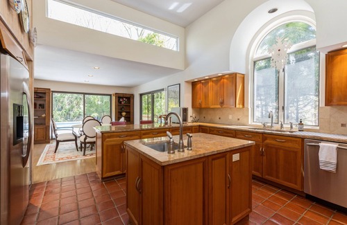 Wainscott House | Single family home walking distance to the Beach!