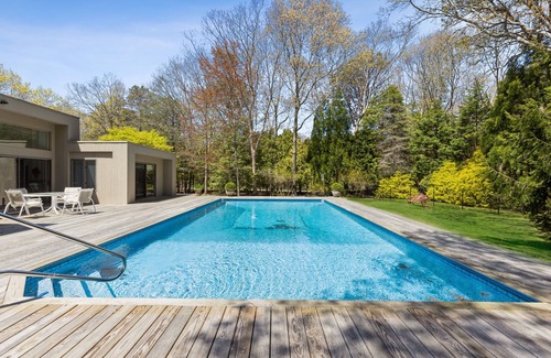 Wainscott House | Single family home walking distance to the Beach!