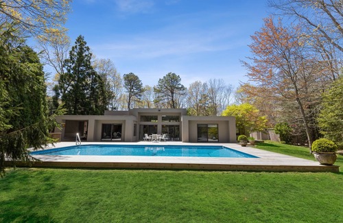 Wainscott House | Single family home walking distance to the Beach!