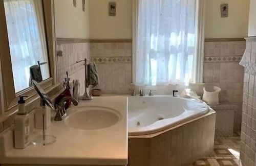 Cleveland Circle House | Single Family House in Residential Area