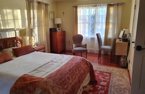 Cleveland Circle House | Single Family House in Residential Area