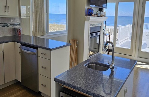 North Beach Haven House | Single Family. Ocean Front. WIFI. Washer & Dryer. Rooftop Deck. Master Suite.