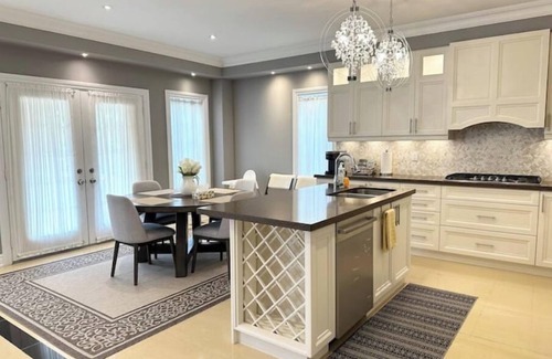 Richmond Hill House | Single House Entire Home 5280Ft² Self Check-in/out 3 Kings 3 Queens