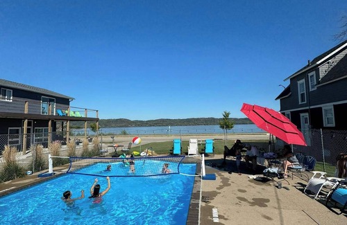 Lake City Apartment | Single King Room w/Sleeper Sofa (main level)