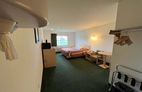 Renault Bed & Breakfast | Single King Suite with Free Breakfast and Parking!