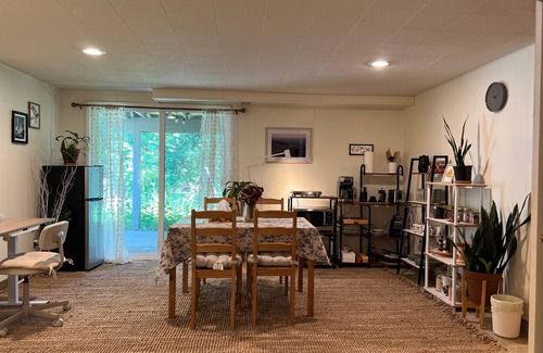 Shoreline House | Single level 1-bedroom house, king bed, parking - NOT Active on Vrbo