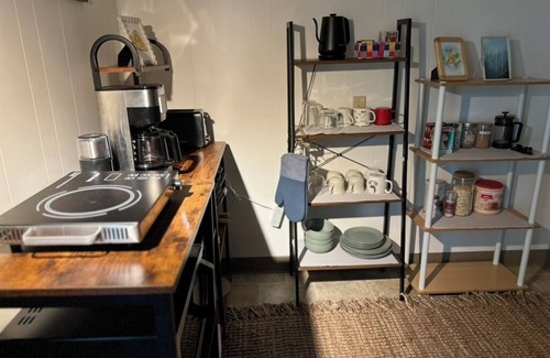 Shoreline House | Single level 1-bedroom house, king bed, parking - NOT Active on Vrbo