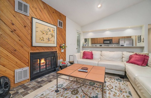 Maple City Condo | Single-level condo with a full kitchen, & washer/dryer