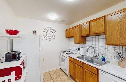 Menlo Park Condo | Single-level Condo with community pool/hot tub/clubhouse, in central location