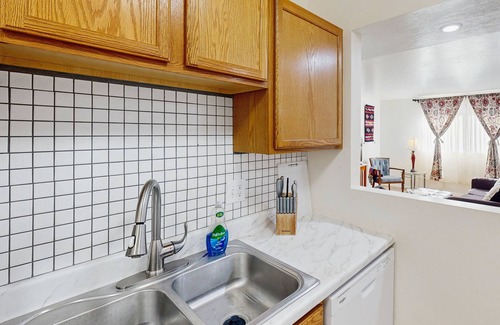 Menlo Park Condo | Single-level Condo with community pool/hot tub/clubhouse, in central location