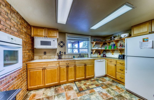 Cascade Cottage | Single Level Cottage w/Fireplace, Patio & Firepit - Walk to Beach
