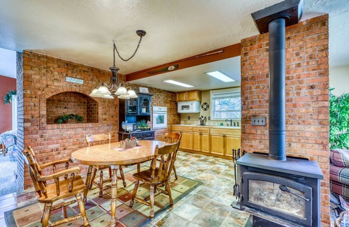 Cascade Cottage | Single Level Cottage w/Fireplace, Patio & Firepit - Walk to Beach