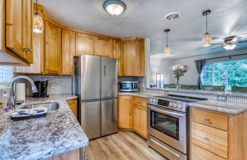 Bandon House | Single-level, dog-friendly home w/private fenced-in yard & easy beach access