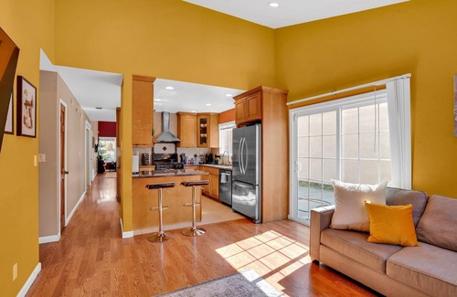 Ardenwood House | Single Level | Free Parking & Wi-fi | Private Yard