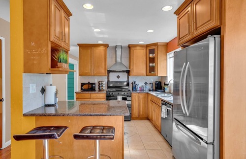 Ardenwood House | Single Level | Free Parking & Wi-fi | Private Yard