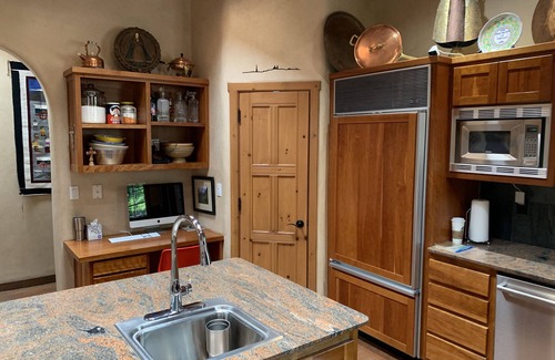 Santa Fe House | Single level large family home in the heart of SF.