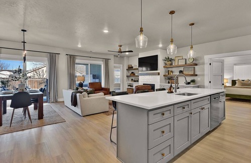 Meridian House | Single Level, Luxury 4BR, Hot Tub, Game Room, Exercise Area, Near Discovery Park