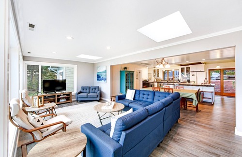 Mendocino House | Single-Level Ocean View Getaway w/Private Hot Tub, Free WiFi & Wood Stove