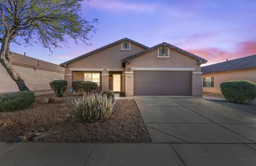Glenhurst House | Single level sleeps10, 4 bedroom open concept home with private swimming pool