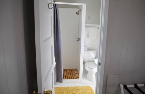 Mount Horeb Hotel | Single Queen Room at the Little Village