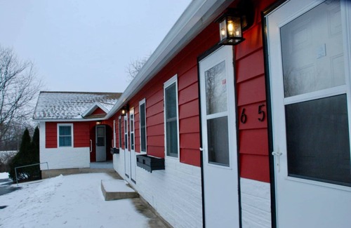 Mount Horeb Hotel | Single Queen Room at the Little Village