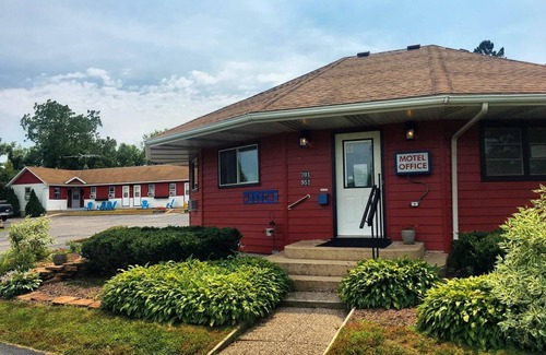 Mount Horeb Hotel | Single Queen Room at the Little Village