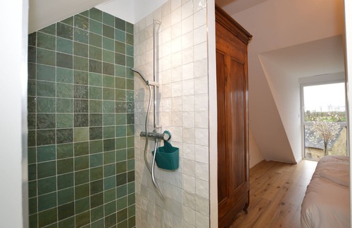 Servon-sur-Vilaine Bed & Breakfast | Single room in Gîte, kitchen and living room.