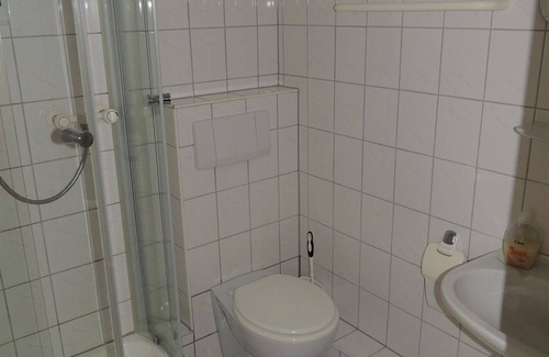 Sankt Goarshausen House | Single room, shower or bath, toilet, balcony - Hotel Café Herrmanns Mühle