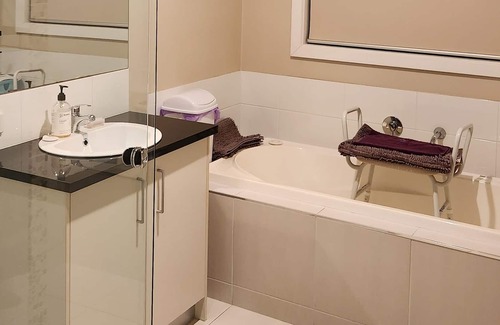 Alfredton House | Single room with private bathroom walking distance to Victoria Park.