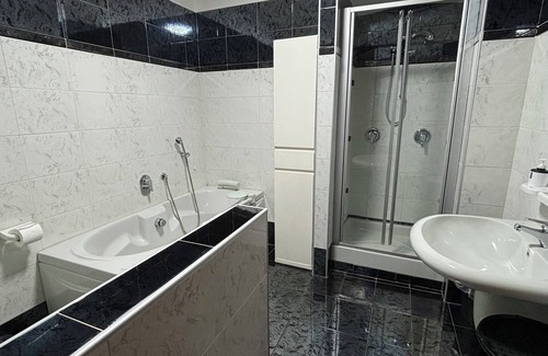 Potenza House | Single Room with Shared Bathroom and Private Parking in Loco