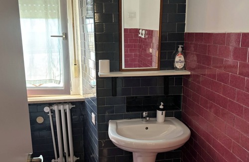 Potenza House | Single Room with Shared Bathroom and Private Parking in Loco