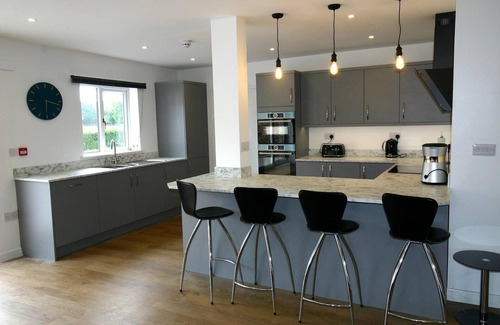York House | SINGLE STOREY Four Superking en suite rooms on Red House Estate w/seasonal pool