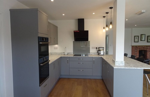 York House | SINGLE STOREY Four Superking en suite rooms on Red House Estate w/seasonal pool