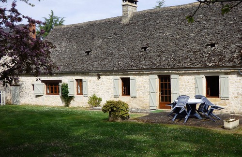 Salignac-Eyvignes House | Single storey longère covered with slabs in BLACK PERIGORD.