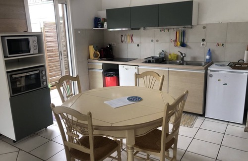 Dinan House | Single-storey house in green garden Dinan center