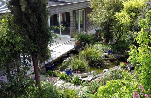Dinan House | Single-storey house in green garden Dinan center