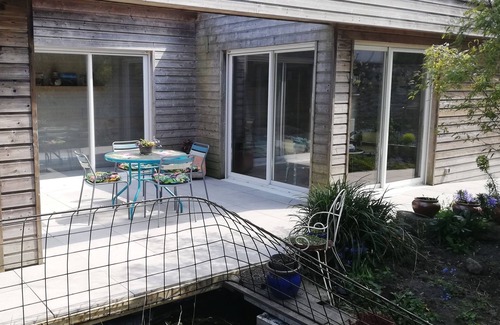 Dinan House | Single-storey house in green garden Dinan center