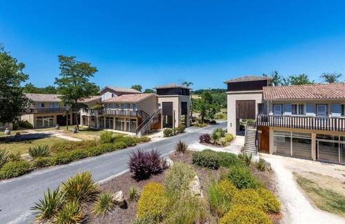 Barbaste Apartment | Single-storey terrace apartment in the Golf residence