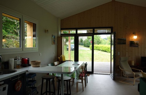 Boffres House | Single-storey wooden country house with garden