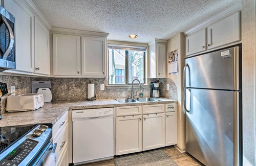 Fairfield Bay Apartment | Single-story Fairfield Bay Condo w/Deck!