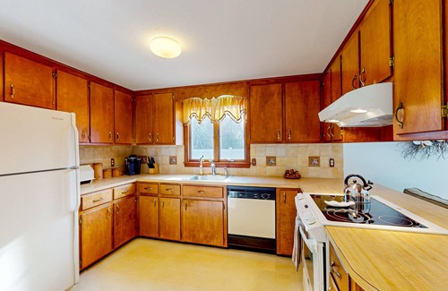 Centerville House | Single-story home with fenced yard, deck & great location near town/beaches
