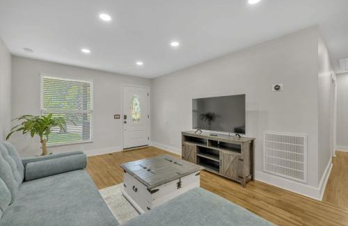 Hope Gardens House | Single Story Pet Friendly Home, with Fenced Yard, Fire Pit, 5min to Downtown!