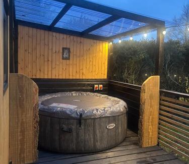 Fivemilebourne House | Sionnach Cabin - Private outdoor hot tub - Pet friendly