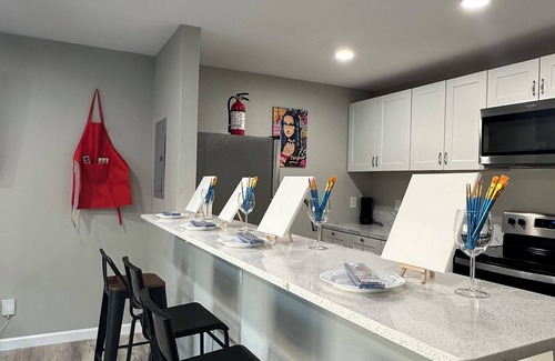 West Arlington Apartment | Sip & Paint Artistic Getaway: Near to the Stadiums